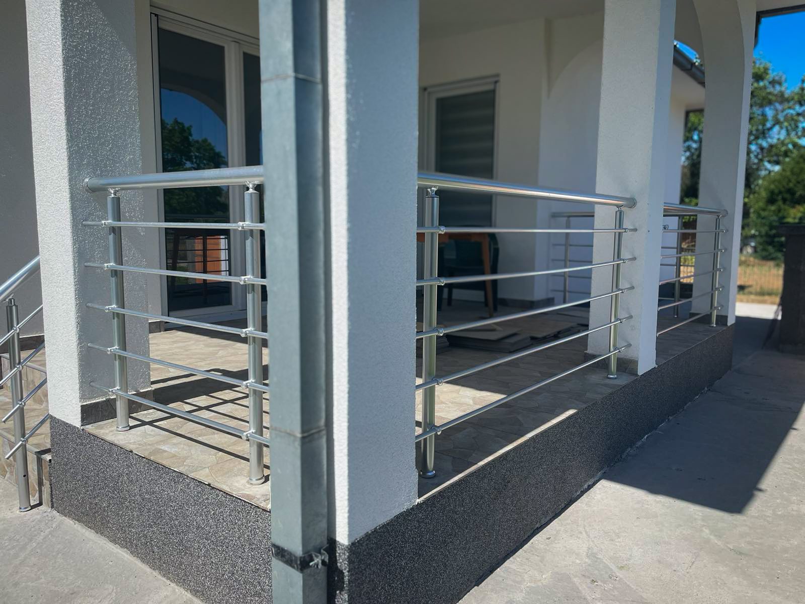Čvrst i moderan metalni gelender, savršen za stepeništa, balkone i javne prostore.